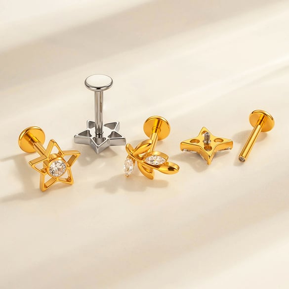 1 pezzo di orecchini da piercing da donna in lega di titanio con fiocco e stella marina color oro e zirconi