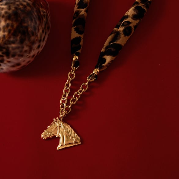 1 Stück luxuriöse Halsketten mit Anhänger aus Edelstahl mit Pferde-Leopardenmuster in Goldfarbe für Damen