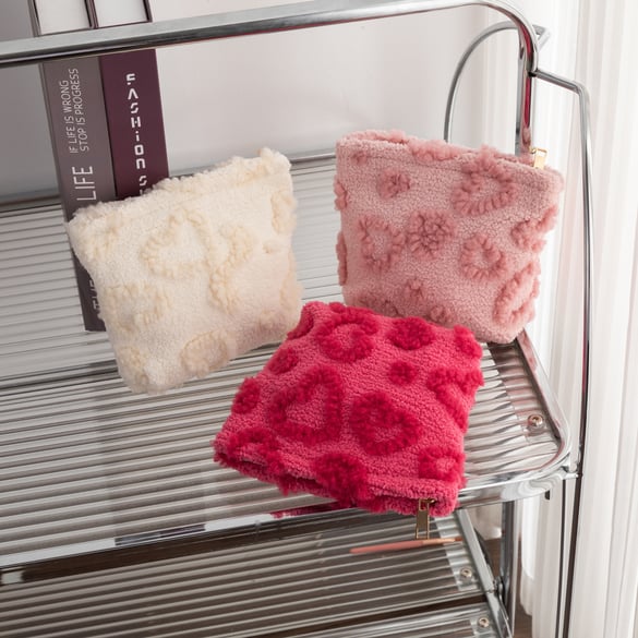 1 Piece Sweet Heart Plush Makeup Bag 2