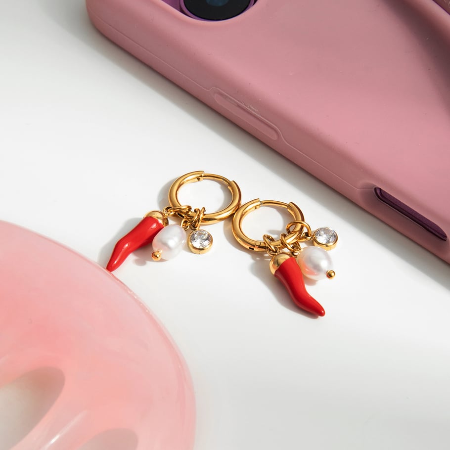 1 paio di orecchini pendenti da donna in acciaio inossidabile color oro con peperoncino rosso classico Immagine5