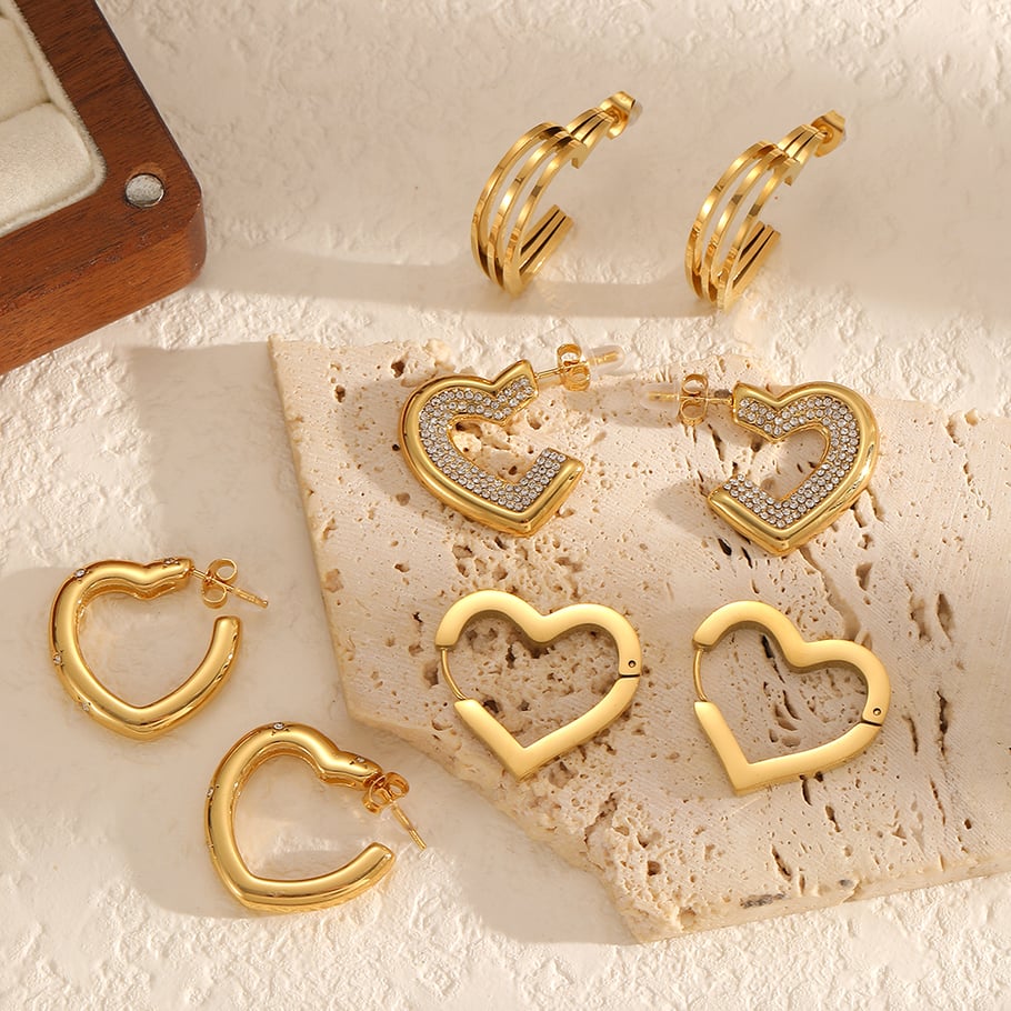 1 paio di orecchini a cerchio in acciaio inossidabile color oro a forma di cuore Immagine2