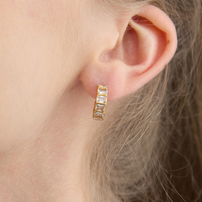 1 Paar luxuriöse kreisförmige Creolen aus Edelstahl in Goldfarbe mit Zirkonia für Damen h5Bild4