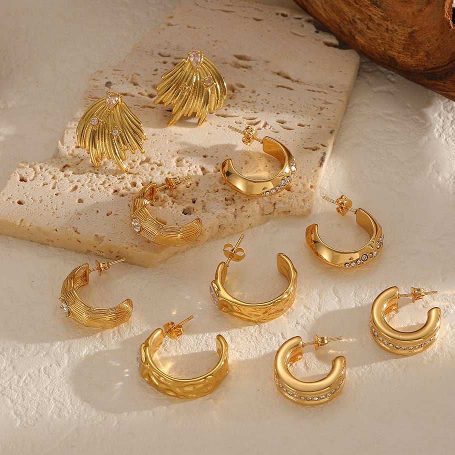 1 paio di orecchini a bottone in acciaio inossidabile color oro a forma di C Immagine2