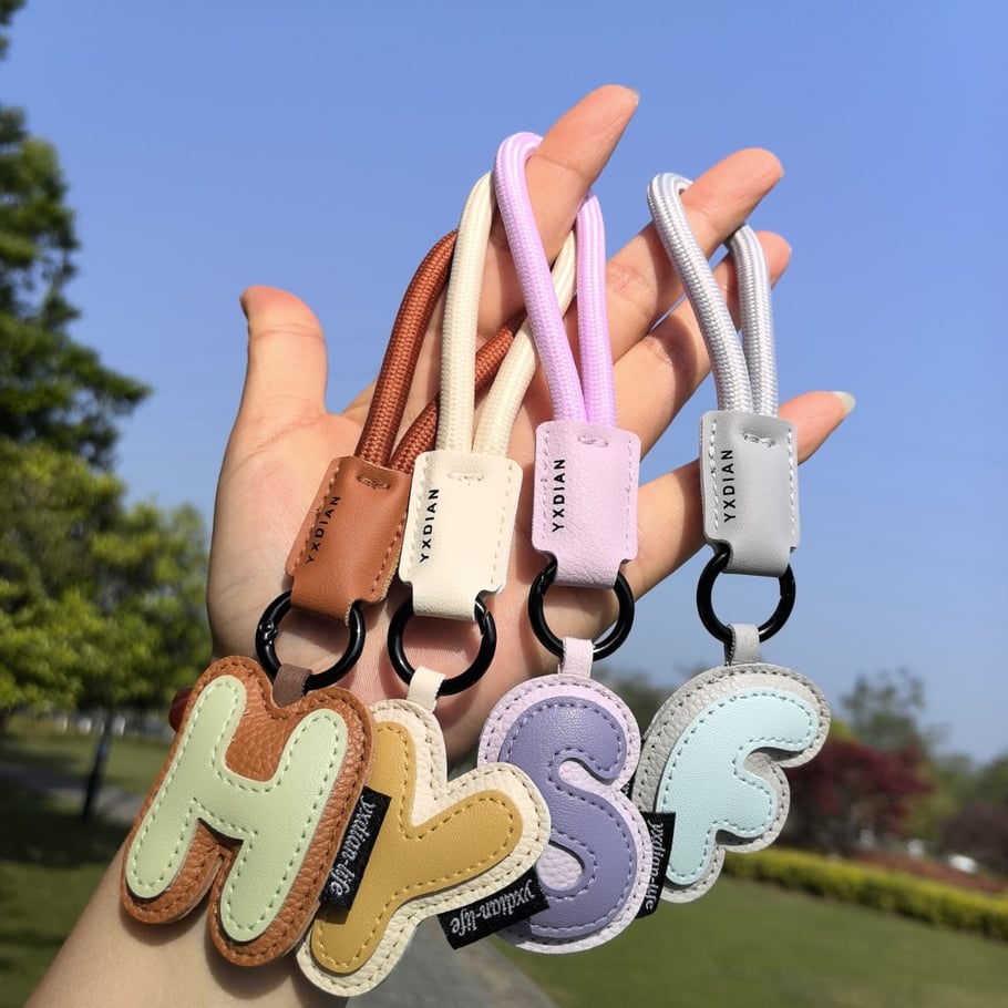 1 pezzo di ciondolo per borsa in pelle con lettera di colori misti h5Immagine3