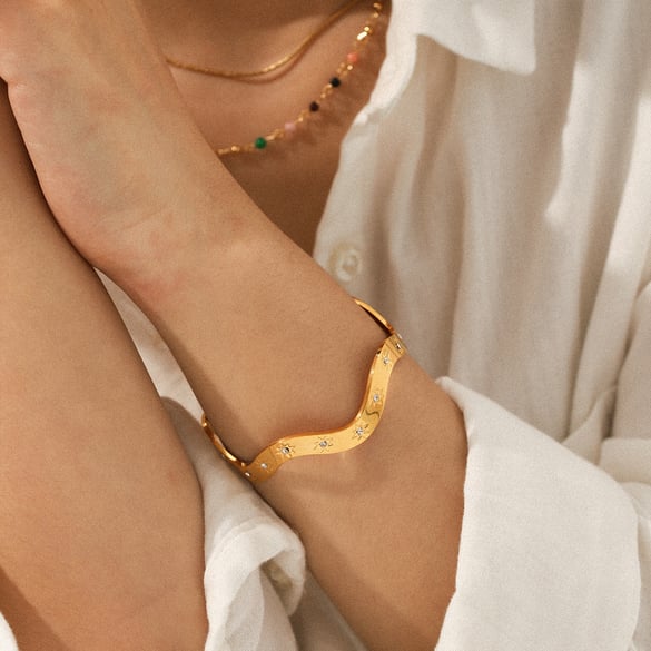 Pulsera de acero inoxidable con circonitas de color dorado y forma irregular de estrella de 1 pieza