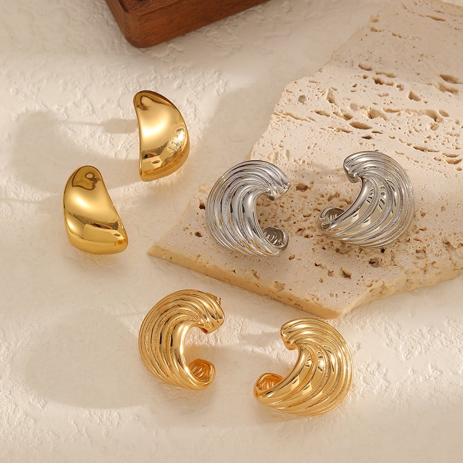 1 paio di orecchini a bottone in acciaio inossidabile color oro a forma di C Immagine2
