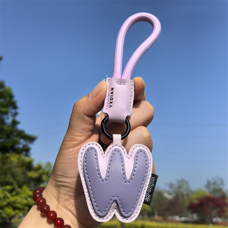 1 pezzo di ciondolo per borsa in pelle con lettera di colori misti