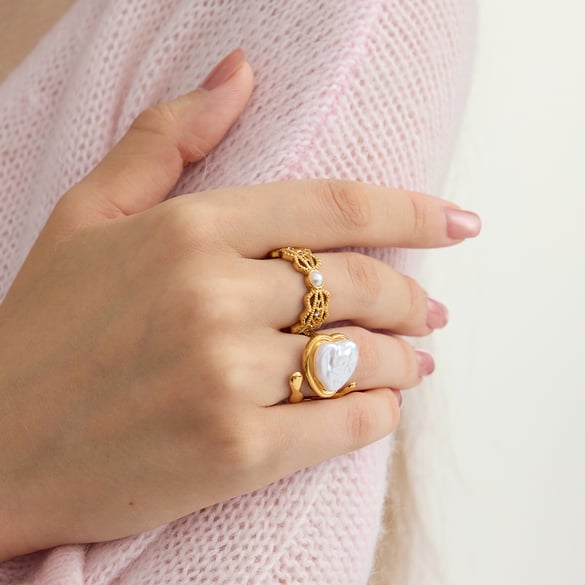 Anillos llamativos de acero inoxidable en color dorado con forma de corazón versátil de 1 pieza