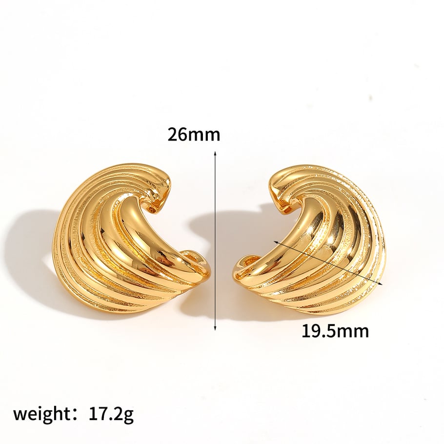 1 paio di orecchini a bottone in acciaio inossidabile color oro a forma di C 