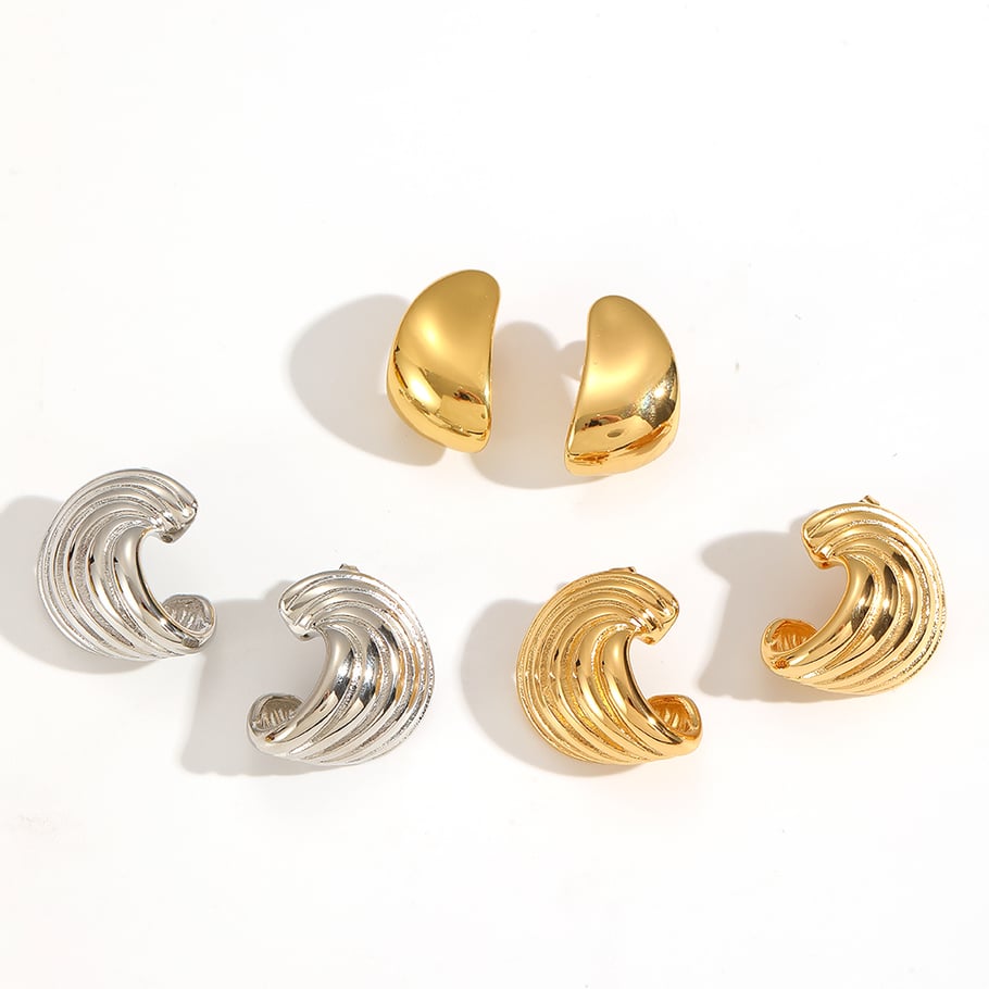 1 paio di orecchini a bottone in acciaio inossidabile color oro a forma di C Immagine3