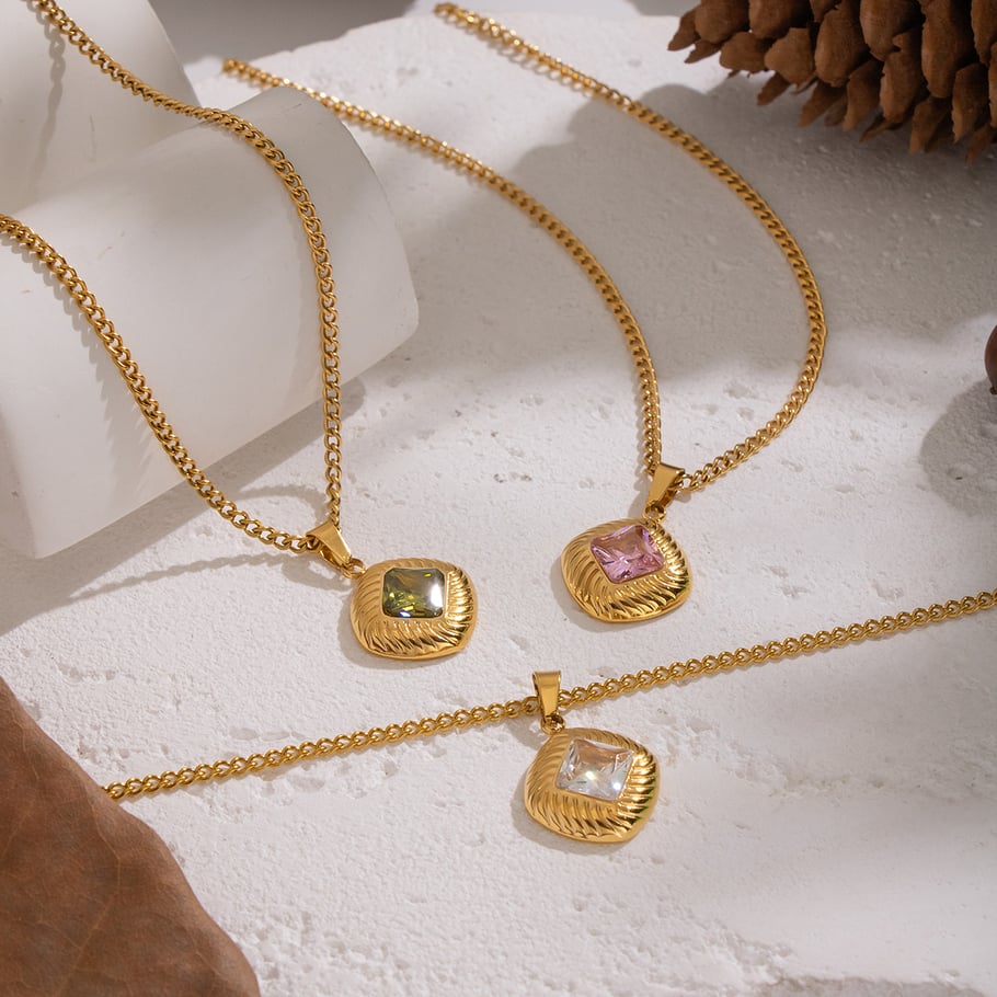 1 Stück luxuriöse Halskette mit Anhänger aus Edelstahl mit Karomuster und goldfarbenem Zirkonia Bild2