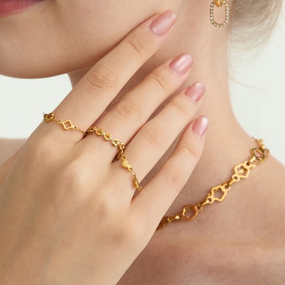 1 pieza de lindos anillos llamativos de acero inoxidable en color dorado con forma de corazón