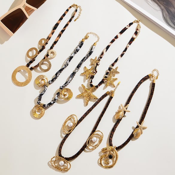 1 pezzo di collana con ciondolo da donna in acciaio inossidabile color oro alla moda