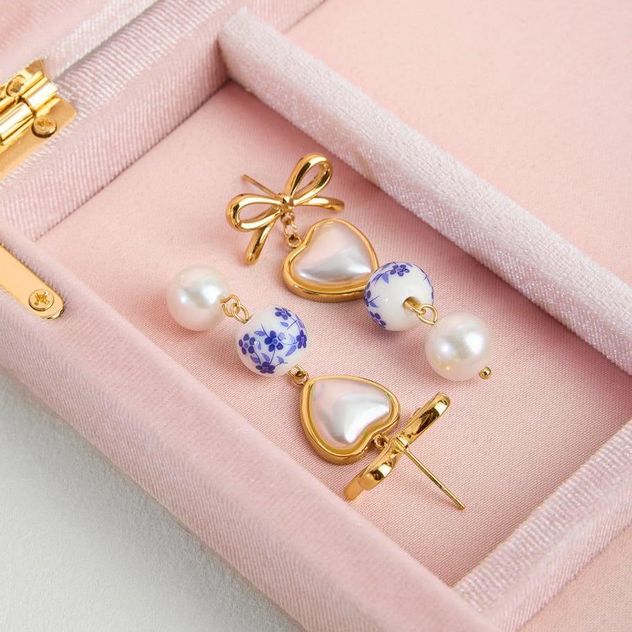 1 paio di orecchini pendenti da donna in acciaio inossidabile color oro con cuore classico Immagine3