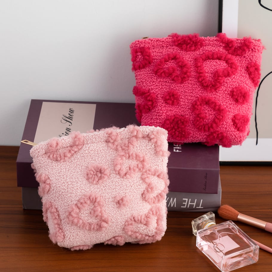 1 Piece Sweet Heart Plush Makeup Bag h5Picture4
