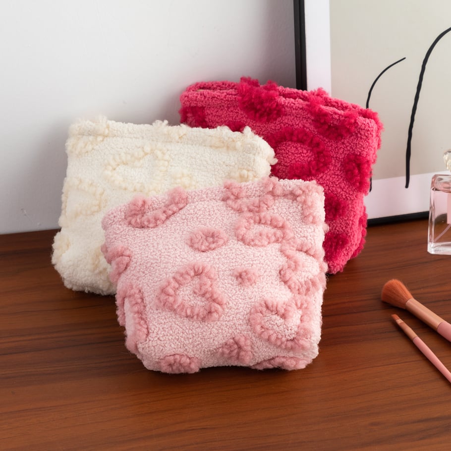 1 Piece Sweet Heart Plush Makeup Bag h5Picture2