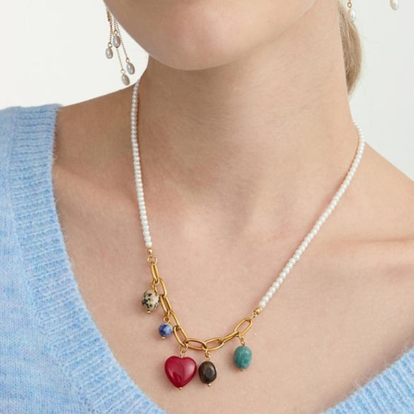Collar con colgante de corazón brillante de acero inoxidable color dorado y piedra natural para mujer. 2