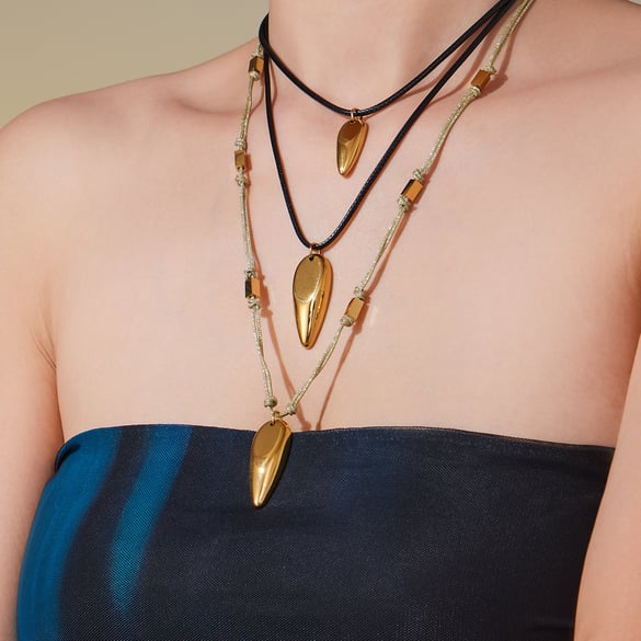 Set di gioielli da donna moderni in acciaio inossidabile color oro dalla forma irregolare 2