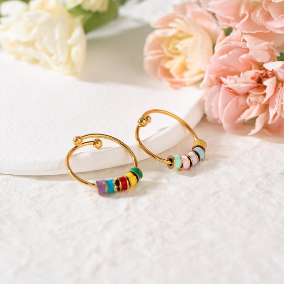 Anillos llamativos de acero inoxidable en color dorado con cuentas de colores extravagantes de 1 pieza