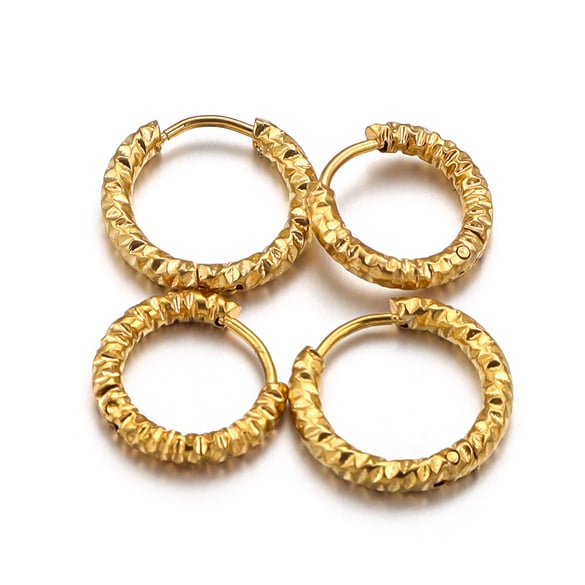 1 Paar minimalistische Creolen aus Edelstahl mit Hammermuster in Goldfarbe für Damen 2