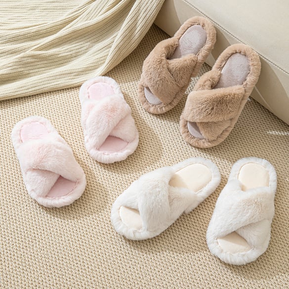 1 paire de chaussons en peluche de couleur unie