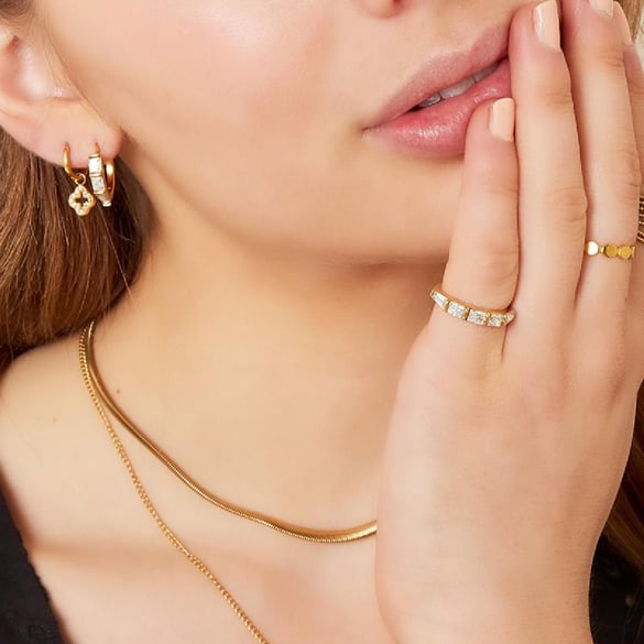 Anello in acciaio inossidabile con pietre di zircone quadrate