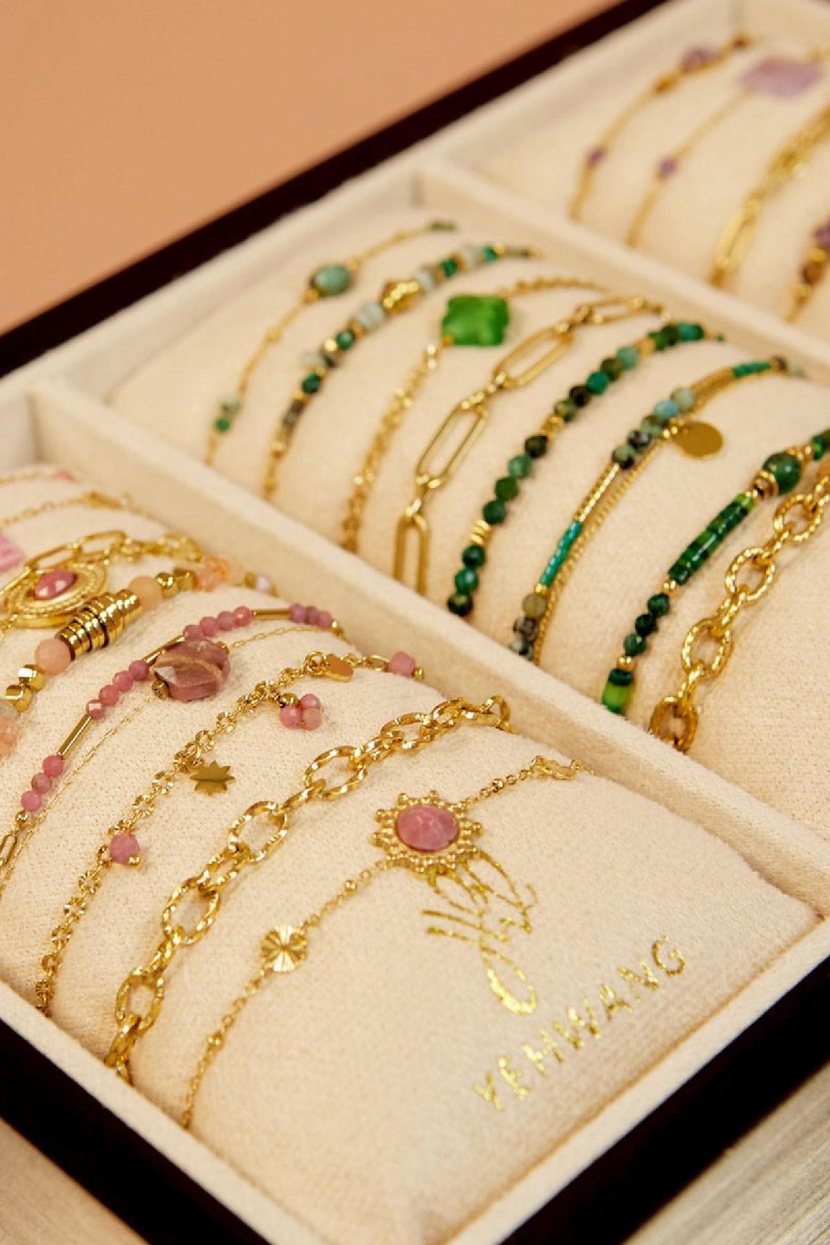 Las pulseras exhiben joyas engastadas con piedras. Rosa&amp; Color dorado Acero inoxidable Imagen2