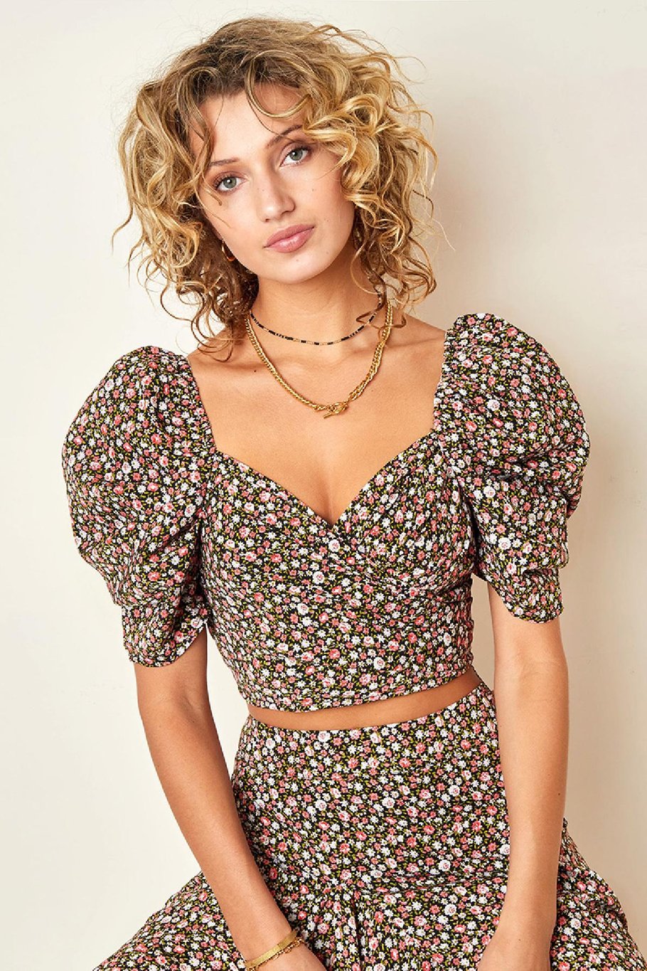 Top corto con frunce, mangas abullonadas y estampado floral Amarillo S Imagen2