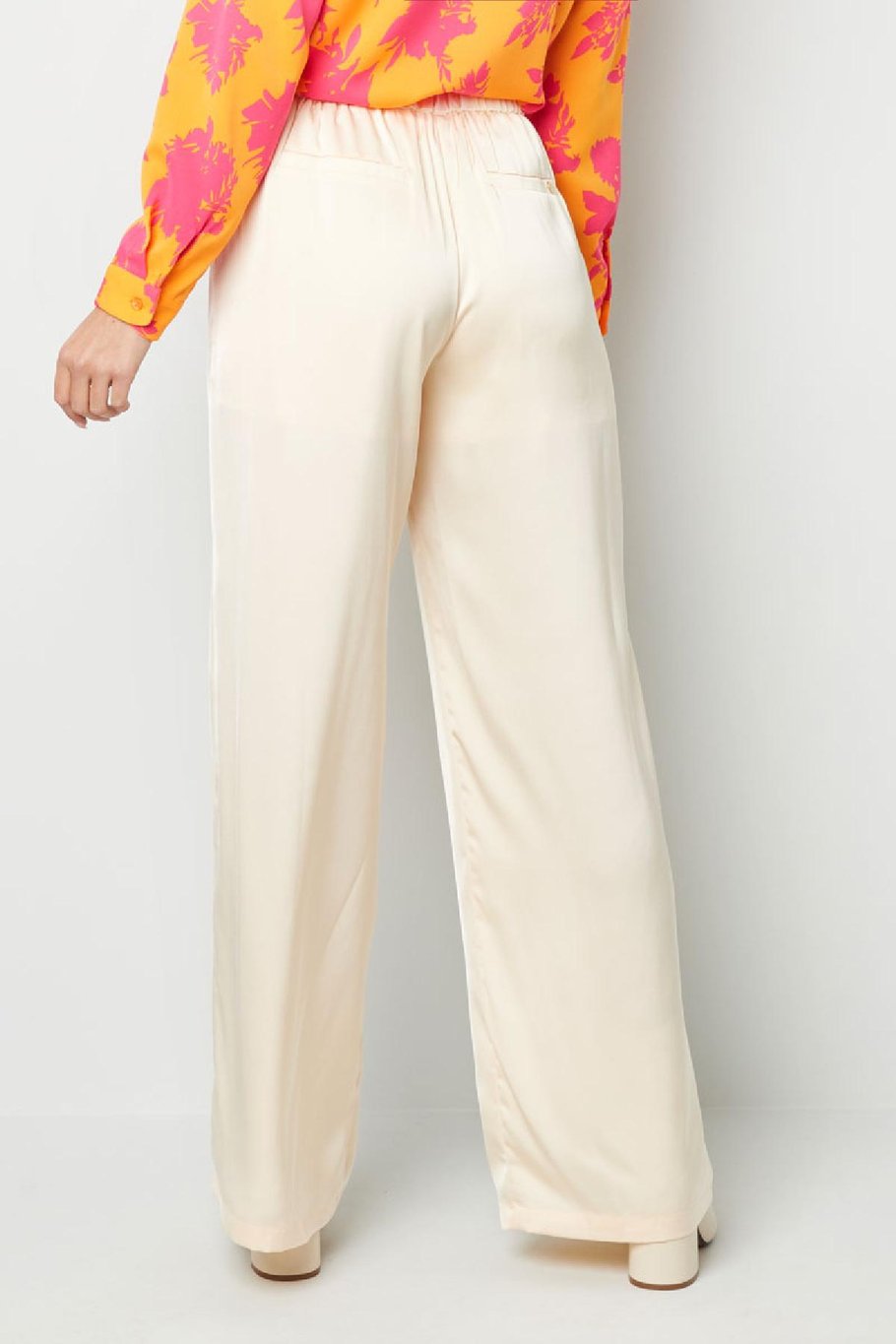Pantalón tejido brillante Crema S Imagen6